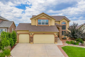 Desirable and Spacious with Mountain Views, Deck, Grill and Yard - Walk to coffee and ice cream!